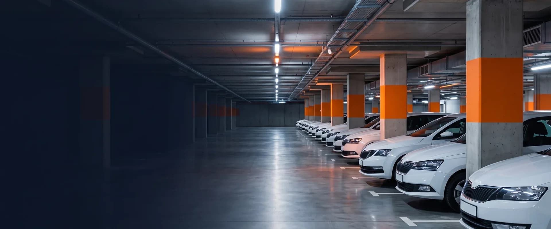 CheckPark kurumsal filo otoparkı: kapalı otoparkta sıralı filo araçları